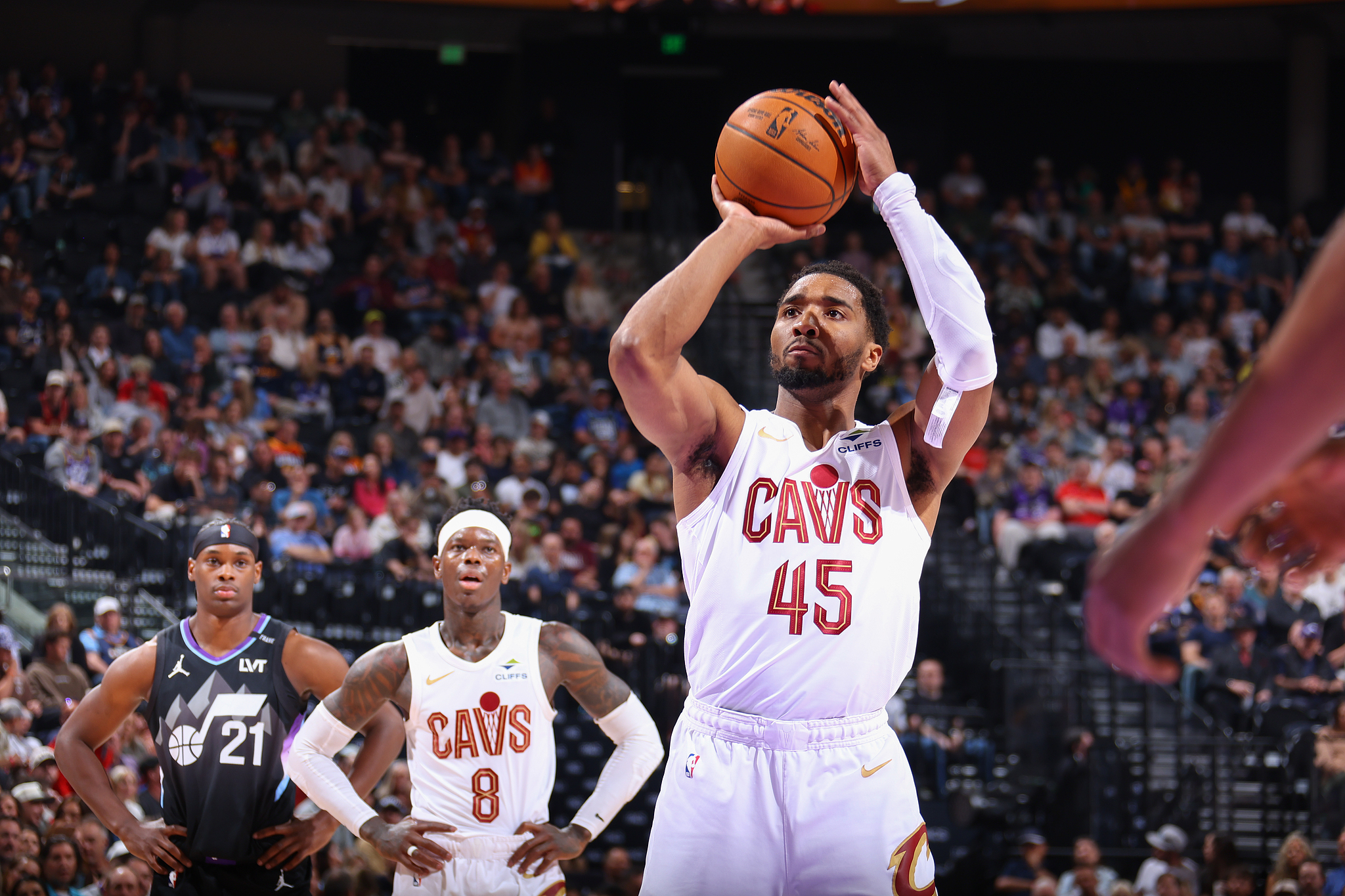 kaiyun-米切尔34分哈登13+6+14 骑士送爵士6连败